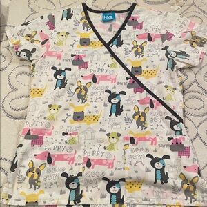 Puppy print scrub HQ top with front pockets and side slit
